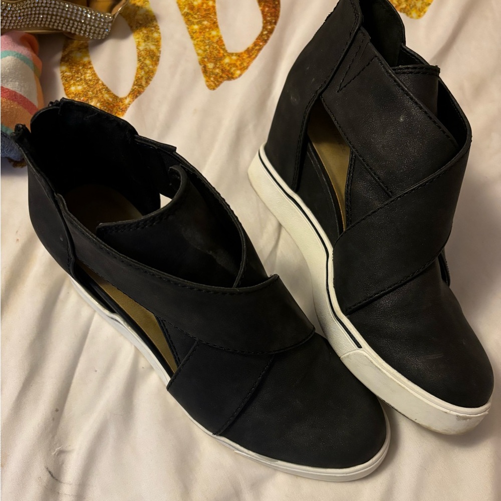 Vintage Maurice’s pull on wedge sneaker size 8